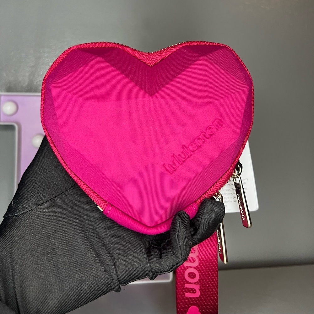 Lululemon - Heart Wristlet - BrambleBerry - ASIA exclusive